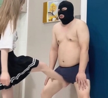 碎蛋不良女高中生被富二代花重金请来踢碎自己蛋7698879